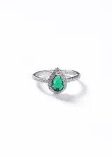 Anillo de plata 925 con piedra central en forma de gota de color verde esmeralda, rodeada por un halo de zirconias brillantes y banda decorada con zirconias laterales.
