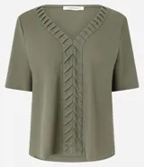 Blusa verde militar de piqué, corte slim, con escote en V y detalle texturizado en la vista delantera. Tiene mangas cortas.