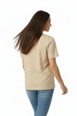 Remera de algodón negra con cuello redondo y mangas cortas. Presenta un estampado frontal con la frase 'WANTED AND WILD', gráficos de revólveres, estrellas y texto alusivo a un festival western.