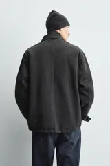 Chaqueta de corte relajado confeccionada en tejido de mezcla de algodón y lyocell con efecto lavado. Presenta cuello solapa, manga larga, cierre frontal con botonadura oculta por solapa y cuatro bolsillos frontales con solapa.