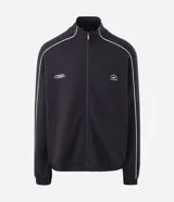 Buzo deportivo de corte boxy, color negro, con cuello alto, cierre frontal completo y mangas largas. Presenta detalles de líneas blancas a lo largo de las mangas y lettering estampado en el pecho.