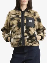 Campera de polar tipo sherpa con estampado camuflado en tonos tierra. Presenta cierre frontal completo, cuello alto, bolsillos laterales y un bolsillo frontal con cierre en el pecho con el logo de la marca.