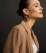 Aros grandes tipo argolla con forma orgánica, color dorado.