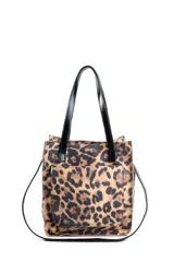 Bolso de cuero con acabado metalizado plateado y detalles en cuero color suela. Cuenta con doble asa corta para llevar al hombro y una correa larga ajustable y extraíble. Presenta un bolsillo frontal externo y cierre principal.