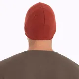Gorro tipo beanie de tejido de punto en color rojo ocre, con diseño de doble capa y etiqueta de la marca Merrell en el lateral.