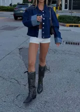 Botas texanas negras de caña alta con bordado de hojas en color blanco y tachas plateadas.