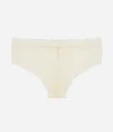 Bombacha caleçon femenina color blanco marfil, confeccionada en encaje floral con transparencia, cintura media, laterales anchos y bordes ondulados.