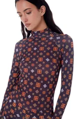 Body manga larga con cuello alto y estampado geométrico en tonos marrones, naranjas y blancos.