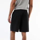 Bermuda tipo chino de color negro, confeccionada en tejido de algodón, con bolsillos laterales y cordón ajustable en la cintura.