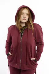 Campera oversize con capucha, cierre metálico frontal y bolsillos laterales. Presenta mangas raglán con volumen pronunciado y puños largos de rib elastizado. Confeccionada en felpa de algodón con cordones regulables a tono.