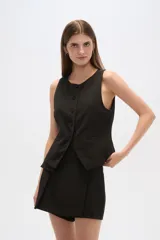 Chaleco negro con escote redondo, sin mangas, corte al cuerpo y cierre frontal con botones. Presenta un bolsillo de ojal en el frente.