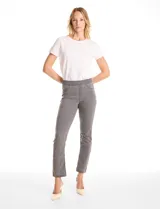 Jegging de tiro medio-alto en color gris, confeccionado en tejido de algodón elástico. Presenta cintura elástica ancha, bolsillos delanteros simulados y bolsillos traseros aplicados, con pierna entallada y terminación bootcut.