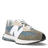 Championes urbanos New Balance modelo 327, con diseño retro inspirado en los años 70. Presentan una combinación de colores azul piedra, beige y blanco, con el logo 'N' sobredimensionado en el lateral. Confeccionados en una mezcla de nylon y gamuza, cuentan con una entresuela de espuma acolchada y una suela de goma con relieve que se extiende hacia el talón.