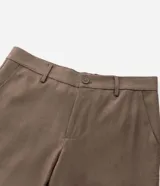 Pantalón de vestir masculino con corte recto y diseño sastre. Presenta cintura con pasantes, cierre tradicional y bolsillos laterales. Confeccionado en tejido de poliéster con un toque de elastano para mayor comodidad.