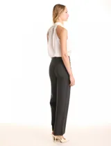 Pantalón wide leg negro de cintura alta con pretina prolongada que cierra con hebilla metálica en el lateral. Presenta una costura vertical frontal y pinzas de entalle en la parte posterior.