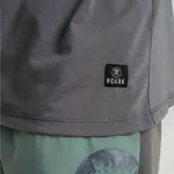 Remera técnica de manga corta y cuello redondo en color gris, diseñada para entrenamiento y uso diario, confeccionada en tejido liviano y de secado rápido.