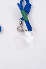 Correa para celular de cordón color verde menta, con detalle de ajuste en color fucsia y mosquetones metálicos para enganche.