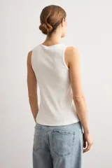 Top sin mangas de tejido canalé, con cuello redondo y ajuste al cuerpo.