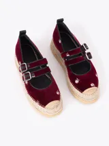 Zapato tipo Mary Jane de terciopelo bordó con estampado floral, doble tira con hebillas metálicas en el empeine y plataforma de yute con suela dentada.