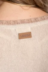 Sweater de punto oversize en color beige melange con diseño de líneas horizontales tostadas, cuello redondo y terminaciones en rib.