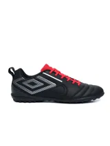 Championes de fútbol 5 Umbro modelo Vision TF, color negro con detalles en blanco y cordones rojos.