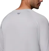 Remera de manga larga Columbia PFG, confeccionada en tejido técnico con tecnología Omni-Wick para absorción de humedad y Omni-Shade para protección solar UPF 50. Presenta cuello redondo, mangas raglán y logo de la marca estampado en el pecho.