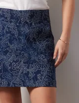 Falda estampada azul con short interno, pretina ancha elastizada y bolsillos delanteros. Marca Zac & Rachel.