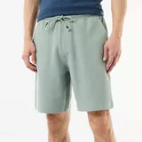 Bermuda de felpa ligera color verde suave, con cintura elástica y bolsillos laterales, de corte cómodo y diseño liso.
