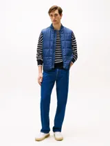 Chaleco azul marino acolchado con diseño geométrico de cuadros, cuello estilo béisbol, cierre de cremallera y logo de Tommy Hilfiger bordado en el pecho.