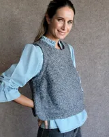 Chaleco de tejido tipo bucle en color gris, con cuello redondo y corte recto.