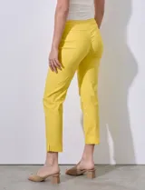 Pantalón color beige de gabardina elastizada, marca Zac & Rachel. Corte recto, pretina ancha pespunteada y largo al tobillo.