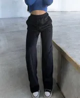 Pantalón palazzo negro de plush, con cintura elástica y cordón ajustable.