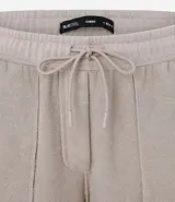 Bermuda masculina color marrón oscuro, confeccionada en tela French Terry, con cintura elástica y cordón de ajuste. Presenta bolsillos cargo funcionales a los lados.