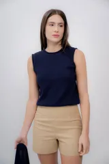 Chaleco azul de tejido de punto, confeccionado en 100% baby alpaca.