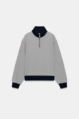 Sudadera de algodón con diseño de rayas horizontales, cuello alto con cierre de cremallera y puños y bajo en color azul marino contrastante.