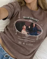 Remera oversize color marrón con efecto acid wash, corte holgado y estampa frontal de la película Blue Velvet.