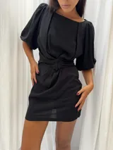 Vestido corto color durazno, de lino, con mangas globo, corte a la cintura y lazo ajustable.