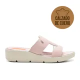 Sandalia de cuero color rosa, con plataforma baja color crema y detalle de textura geométrica en la tira superior.