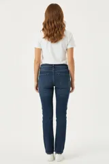 Pantalon jean de corte recto y tiro medio, con bolsillos laterales y traseros.