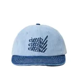 Gorra de visera plana confeccionada en denim, con diseño bicolor que combina un tono azul claro en la corona y un azul oscuro en la visera. Presenta un bordado gráfico oscuro en el frente.