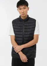 Chaleco puffer negro con cierre frontal, cuello alto y diseño acolchado horizontal.