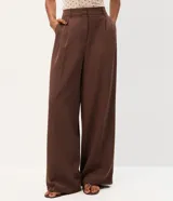 Pantalón de sastrería corte recto color gris, con bolsillos laterales tipo cuchillo y trabillas para cinturón.