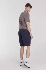 Bermuda cargo color beige con bolsillos laterales y cierre frontal con botón y cremallera.