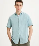 Camisa de hombre de manga corta confeccionada en mezcla de lino y algodón. Presenta un calce comfort, cuello camisero, cierre frontal con botones y un bolsillo en el pecho. Marca Marfinno.