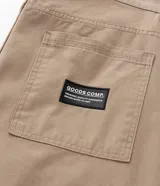 Pantalón de corte baggy relaxed confeccionado en sarga de algodón. Presenta cintura con trabillas, cierre tradicional con botón y cremallera, bolsillos laterales y bolsillos cargo en los muslos.