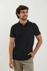 Remera tipo polo de manga corta, color negro, con cuello clásico y cierre frontal de botones.