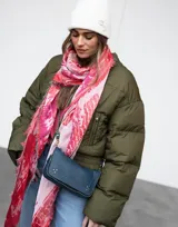 Campera bomber verde militar con cierre frontal y diseño acolchado.