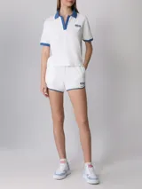 Remera polo deportiva Prince de rizo blanca con cuello y mangas en azul. Fabricada en Portugal con 100% algodón, mangas y dobladillo inferior acanalados, cuello abierto y corte cuadrado.