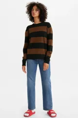 Sweater de punto a rayas horizontales color marrón y negro, de corte holgado y cuello redondo.