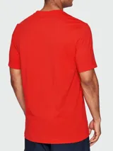 Remera de algodón de corte regular, color gris oscuro, con cuello redondo y logo de la marca bordado discretamente en el pecho.